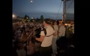 Prąd padł w środku show, a DiscoBoys i tak dali czadu. Tłum zaśpiewał „Zarąbistą blondi" z Kamilem Kossakowskim i chłopakami!