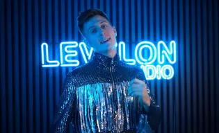Premiera disco polo: Carmelovi nagrali „Wirują Światła” z repertuaru Imperium