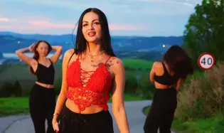 Premiera: Natalia Lebda prezentuje nową piosenkę „Oj Chłopacku"