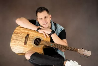 Przemek Budka (Eratox) - kim jest, ile ma lat, żona, dzieci, największe przeboje