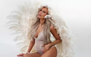 Prześwitujące body i białe pióra! Ciążowa sesja Maluby rozgrzała internet