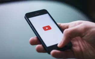 Przycisk „Podbij” na YouTube - czy podbijanie teledysku disco polo naprawdę coś daje?
