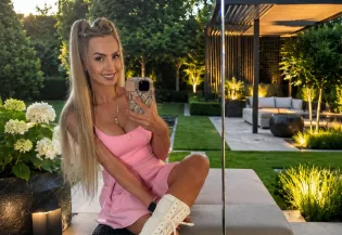 Różowa mini i białe kozaki. Joanna Narożna pokazała stylizację, o której teraz mówi cała Polska!