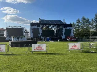 Scena w Iłowie już gotowa. XXVI Wielkie Pożegnanie Lata rusza jutro, zagra plejada gwiazd disco polo