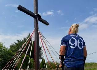 Skolim o kulach stanął przed przydrożnym krzyżem. Wymowny wpis trzy dni po upadku ze sceny