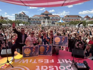 Skolim odebrał trzy Złote Płyty za singiel „Życie jest jedno" na Polsat Hit Festiwal w Sopocie