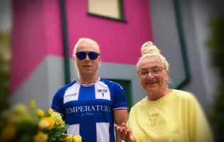 Skolim rozczulił nagraniem z babcią Grażyną. Kwiaty i życzenia (VIDEO)