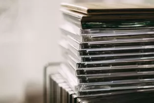 Sprzedaż płyt CD rośnie, a połowa młodych kupujących nie ma nawet czym ich odtworzyć