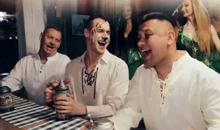 Świerzyńscy zaskoczyli całe disco polo! Takiego teledysku Baby Full i Bayer Full jeszcze nie kręcił!