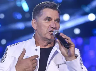 Świerzyński i „Blondyneczka" u ojca Rydzyka. Bayer Full pokazał, co działo się na scenie w Toruniu