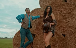 Szał na „Furę bez dachu”! 128 tysięcy wyświetleń i trendy YouTube dla duetu Maczo i Iness