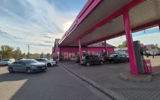 Szaleństwo na otwarciu Stacji Skolim w Olecku. Kolejki do dystrybutorów nie miały końca