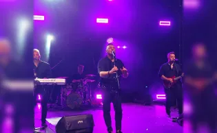 Szalony Drużba zaśpiewał „Czarny chleb i czarna kawa" w Kozłowie
