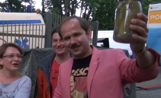 Szampan, korowód i przebój Sławomira. O północy rozpoznał dziewczynę, której nie widział od podstawówki