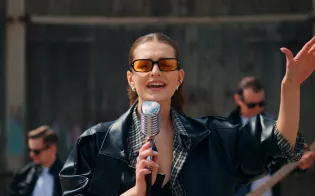 Tak brzmi nowy numer Altess. „Daj mi Blika (Jestem fajna)" robi furorę i nie chce wyjść z głowy