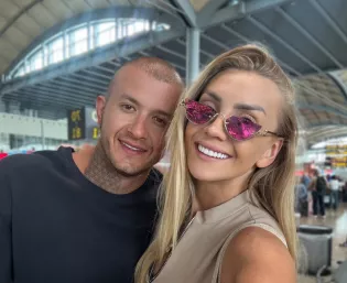 Tak Joanna Narożna i Dawid Narożny odpoczywają między koncertami. Basen w ogrodzie i skąpe bikini