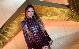 Tak wygląda Aleksandra Ligęza w ciąży! Wokalistka Alexa & Fonzy zachwyca w mini na planie Disco Star