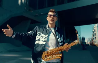 Tak wygląda nowy klip Jacka Dworakowskiego! „Dziewczyna z pamiętnika" podbija YouTube i komentarze