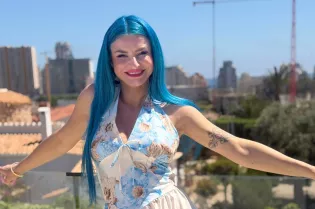 Takiej Agbe jeszcze nie widzieliście! Niebieskowłosa gwiazda disco polo prawie bez ubrania