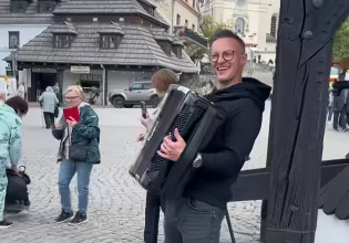 Tej strony Kuby z Playboys fani nie znają. Wokalista chwycił akordeon i zagrał na ulicy w Kazimierzu