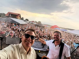 Tłumy na koncercie zespołu Classic w Biszczy. Ludzie stali od barierek aż po stoiska nad wodą