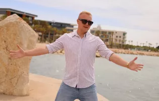 To może być wakacyjny hit sezonu. Szymon Jankowski właśnie wydał „Ta jedyna"