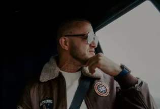 Turbulencje to dla Dawida Narożnego koszmar. Lider Pięknych i Młodych opisał swój strach