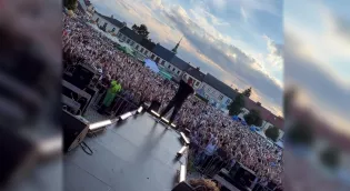 Tyle serduszek przy „Kocham się w Tobie". Piękni i Młodzi Dawid Narożny pokazali nagranie z koncertu.