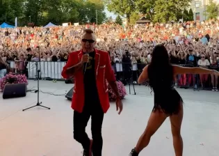Tysiące osób śpiewa „Ruda tańczy jak szalona" Czadomana. Nagranie z koncertu pokazuje skalę tego hitu