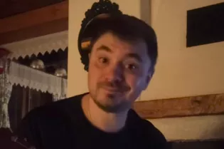 Daniel Martyniuk zabrany przez policję? Ukradł kwiaty, misia wyciągnął ze śmietnika?!