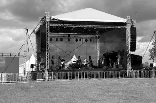 Vibe City Festival w Lesznie odwołany. Nawałnica uszkodziła scenę i pozbawiła teren prądu! Na scenie mieli zagrać Skolim czy Stachursky!