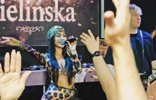 W Pasłęku było głośno! Piękna Klaudia Zielińska dała czadu i porwała ludzi swoimi przebojami