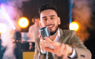 Wesela oszalały na punkcie Denisa! „Panna Młoda” przebiła barierę 5 milionów