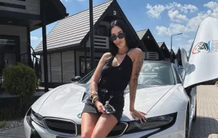 Wow! Sylwia Kossakowska w bikini przy basenie! Wygląda bosko!