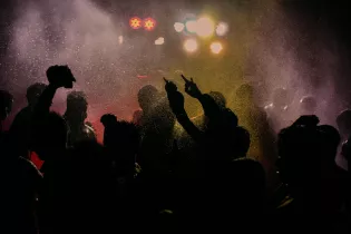 Silent disco wynajem - jak zorganizować cichą dyskotekę krok po kroku?