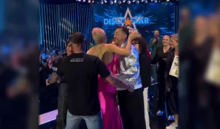 Wzruszająca niespodzianka dla Magdy Narożnej i jej męża! Sto lat i prezenty na planie "Disco Star". Mamy nagranie!