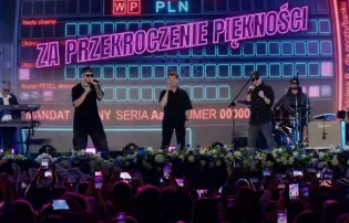Zenek Martyniuk i Łobuzy zagrali razem „Mandacika" w Iłowie. Duet na 15-leciu Polo TV