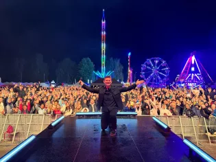Zenek Martyniuk rozkręcił Piekary Śląskie! Deszcz nie odstraszył tłumów spod sceny
