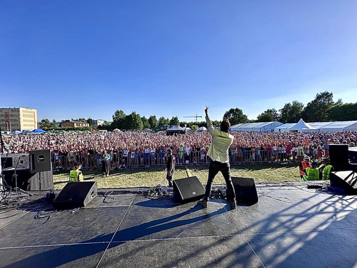  32 stopnie godzina 17:30 i tłumy na koncercie After Party w Sieradzu.