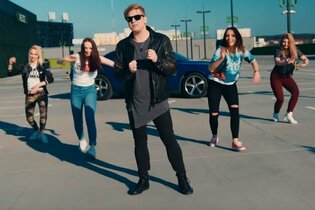 Błażej - Jedną chwilę zostań ze mną | Premiera klipu