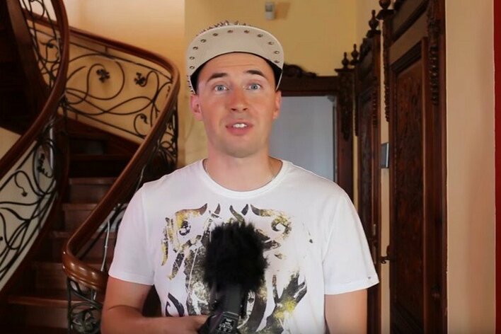 Gesek zaskakuje! Zobaczcie go w roli prezentera | VIDEO