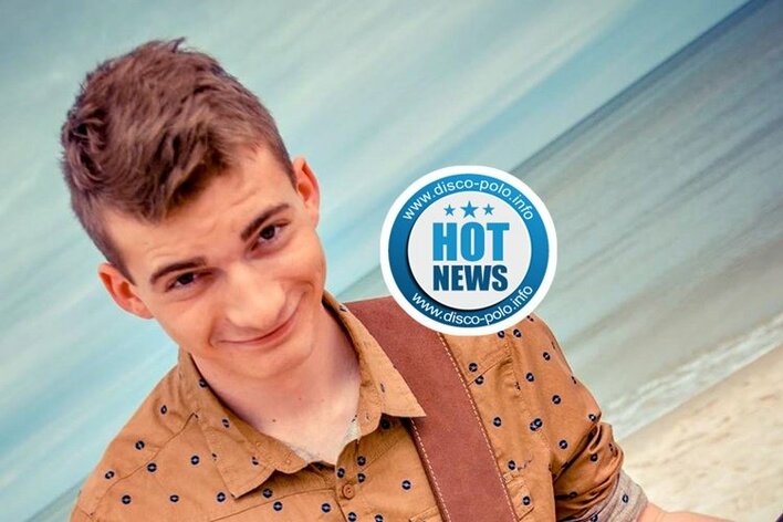 Uklęknął z gitarą i zaczął śpiewać w płońskim Netto | Zobaczcie video!