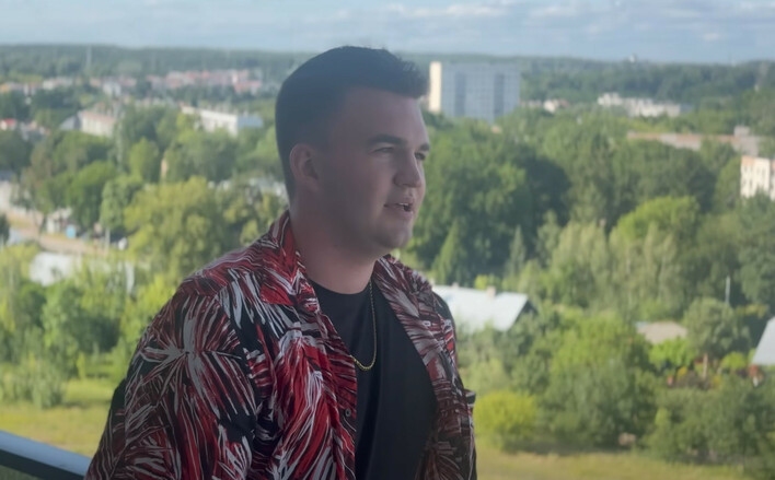 ”A Wieczorem” jakiego nie znasz! Raider prezentuje wakacyjną wersję hitu z rytmami reggae

