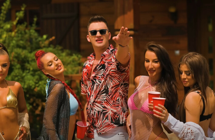 „A wieczorem” Raidera hitem internetu! Tyle wyświetleń nie zdobywa się przypadkiem – fani oszaleli