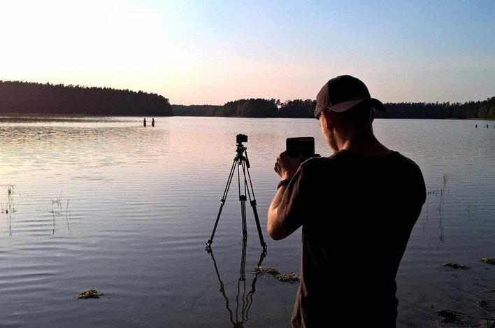 Aby nagrać klip disco polo wyszli na środek jeziora! Przesadzili? Zobaczcie materiał Bartosza Abramskiego! 