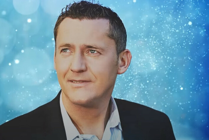 Adam Chrola i jego nowa wersja piosenki pt. „Jak minął dzień„ 