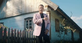 Adam Chrola ponownie zaskakuje taneczną premierą! Nowość jest idealnym hitem na weselną zabawę! 