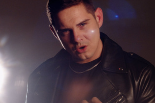 Adam Szewczyk świętuje sukces singla „Zachować twarz”