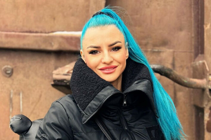 Agbe podbija Biedronkę swoim hitem: Niezwykłe wykonanie ”Ona działa na mnie jak” w nietypowej scenerii