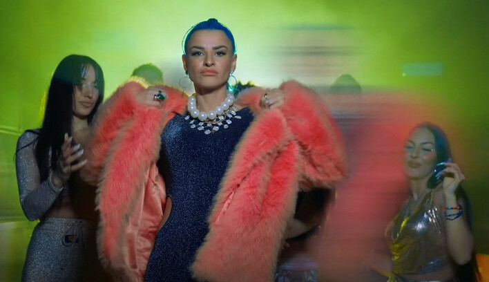 Milioner rozkochał AGBE?! Znana gwiazda zaskoczyła premierą „On mnie bierze„ W roli głównej POLSKI BOKSER!